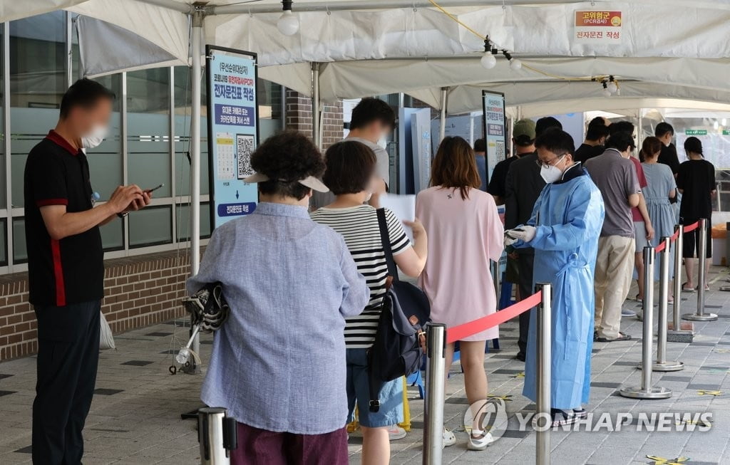 오후 9시까지 전국 9만7617명 확진…중간집계 98일새 최다치