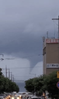 "신기하네"…제주 서귀포 해상서 목격된 '용오름'