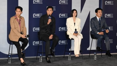 [TEN 포토] 이정재 감독-정우성-전혜진-허성태 '영화 '헌트' 주역들'