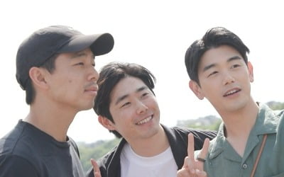 '엄친아' 에릭남, 공유 닮은꼴 남동생 공개…"6년만 여행" ('호적메이트')