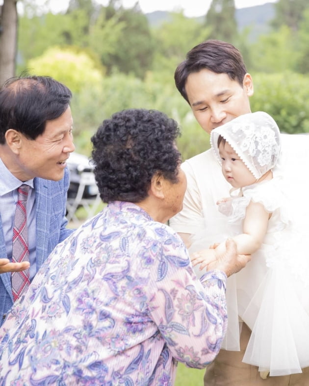 한지혜, ♥검사 남편 얼굴 '오피셜 공개'…딸이 아빠 닮았네 "아름답던 시간"[TEN★]