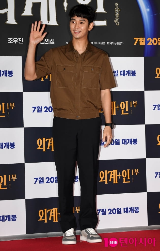 [TEN 포토] 김수현 '매력적인 인사'