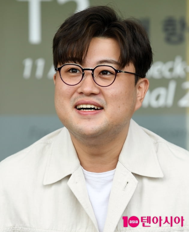 [TEN 포토] 김호중 '공항을 밝히는 외모'