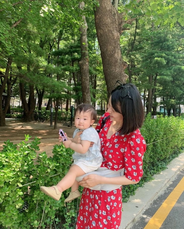 "애미야 많이 덥구나" '검사♥' 한지혜, 엄마 아닌 이모인 줄 알겠네…딸과 공원 나들이[TEN★]