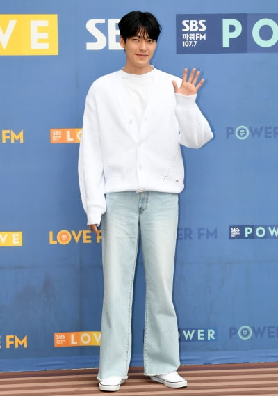[TEN 포토] 김우빈 '청바지 +흰티만 입어도 빛나'