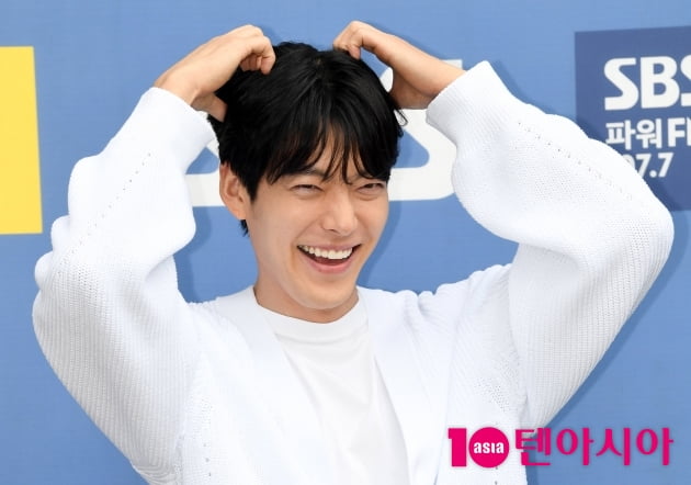 [TEN 포토] 김우빈 '♥신민아가 반한 찐 미소'