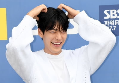 [TEN 포토] 김우빈 '♥신민아가 반한 찐 미소'