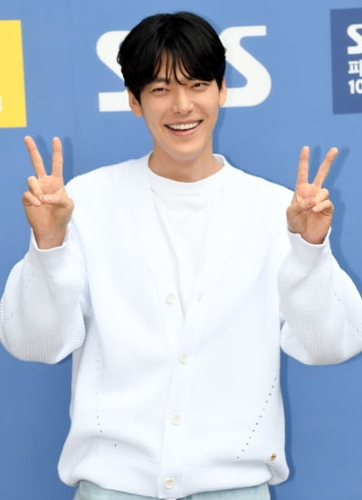 [TEN 포토] 김우빈 '영화 '외계+인' 가드의 꽃미소'