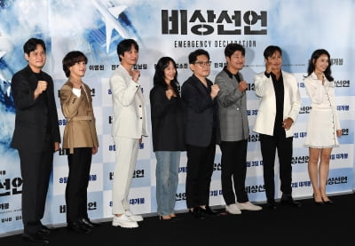 [TEN 포토] 영화 '비상선언' 주역들 힘찬 파이팅!