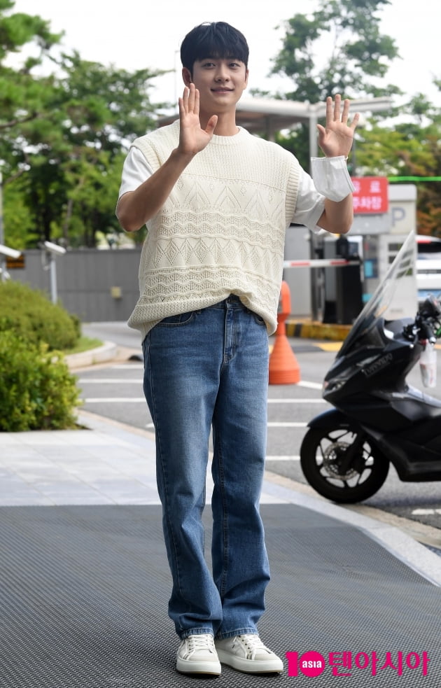 [TEN 포토] 강태오 '손인사에 설렘 지수 급상승중'