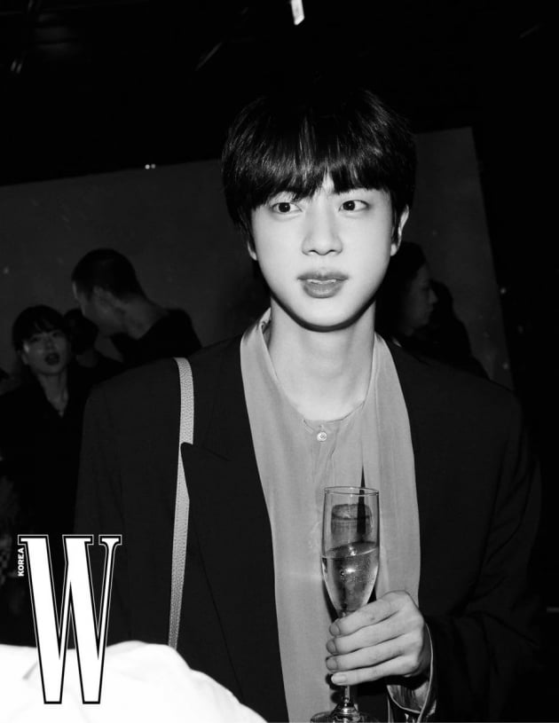 방탄소년단 진, 샤이함 속에서 빛나는 눈부신 미모 '감탄'