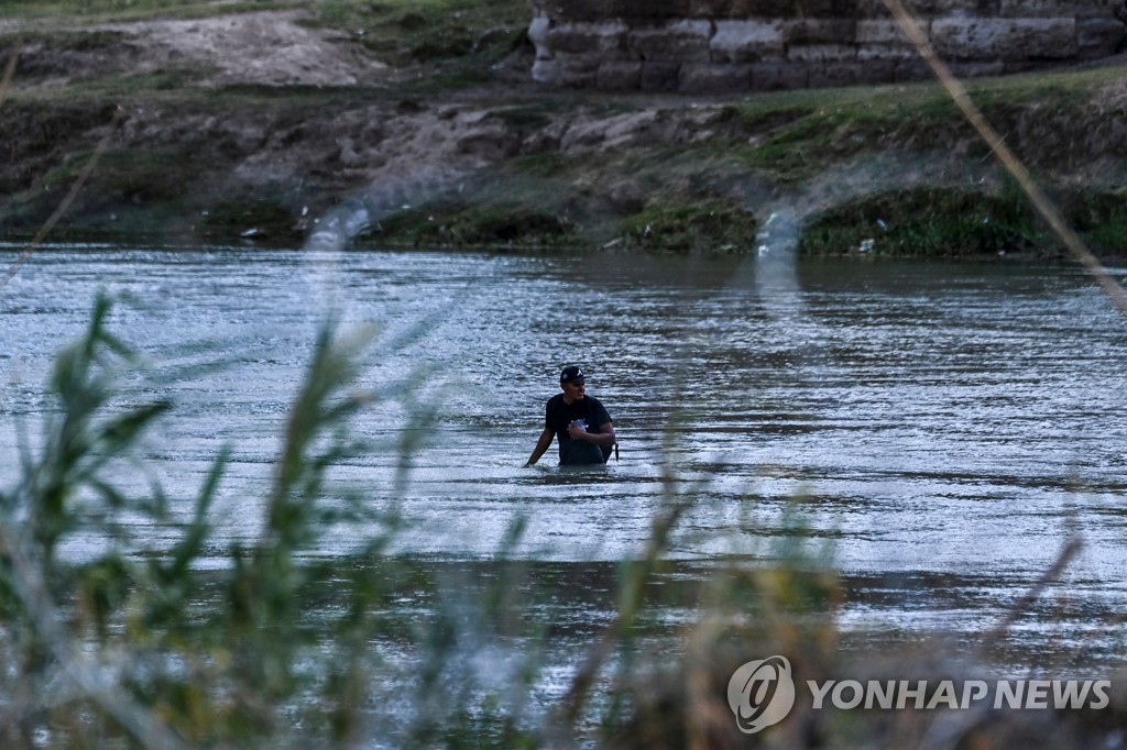 트럼프 시절 강경이민정책 '멕시코 잔류', 美대법서 제동