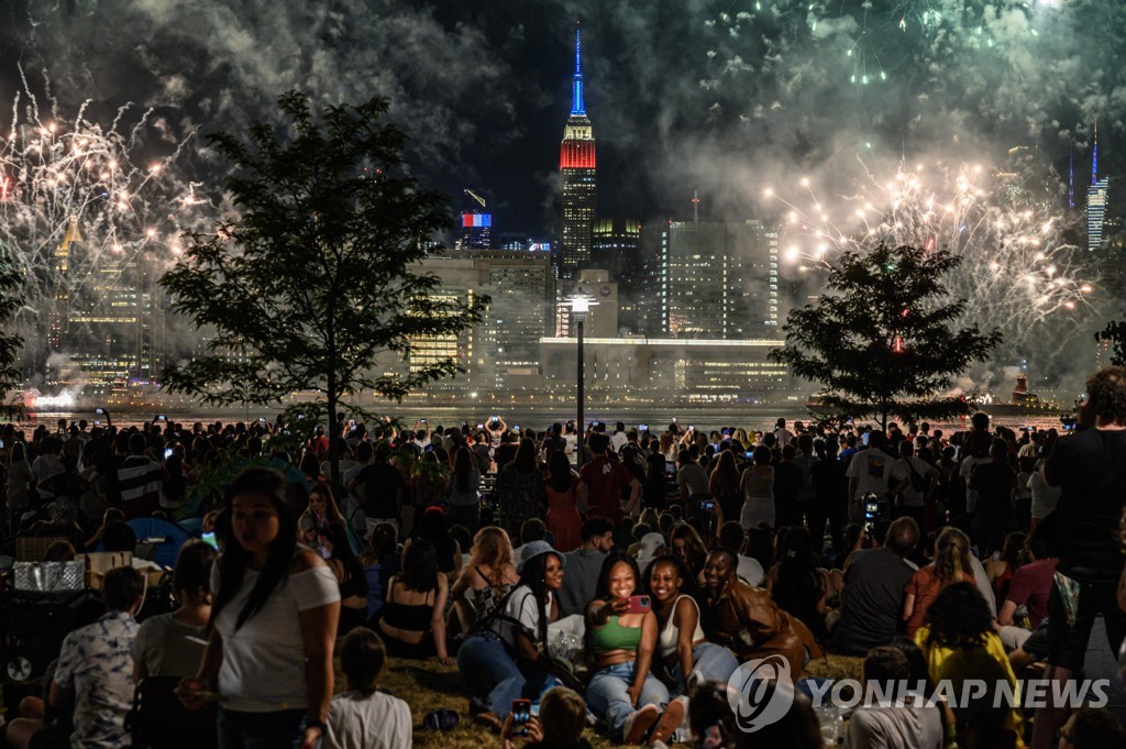 [월드&포토]  50,000 fireworks embroidered in the New York sky