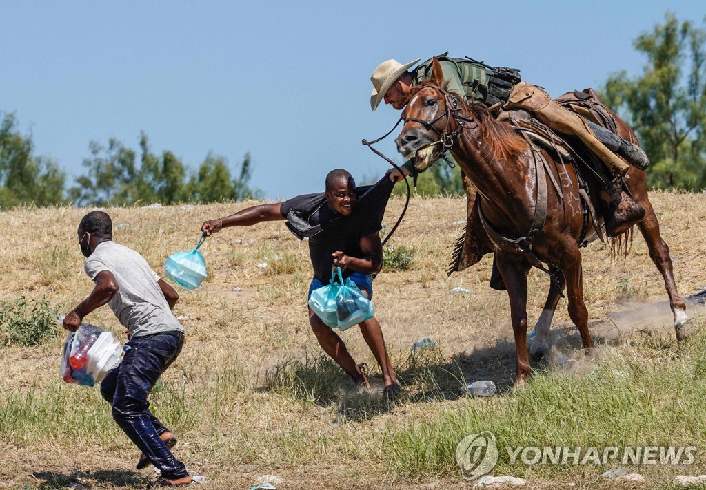 美국경 넘는 난민에 '채찍질 위협'…"불필요했다" 시인