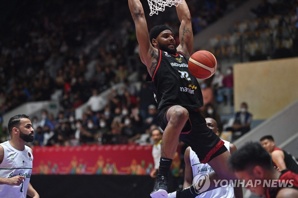 FIBA 아시아컵 출전한 현역 NBA 리거 와타나베, 첫 경기서 21점