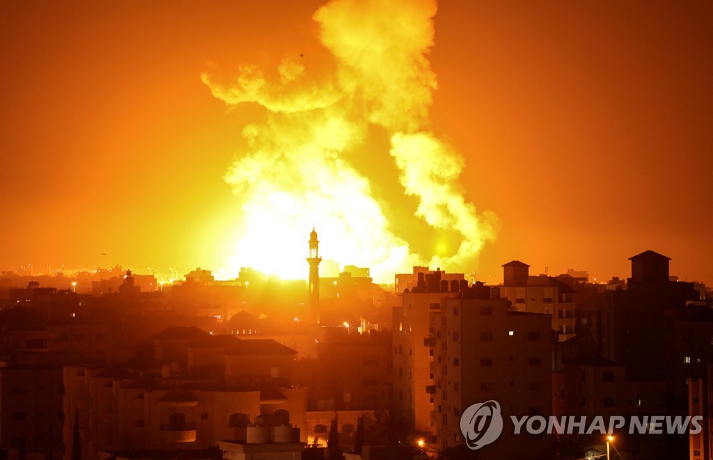 이스라엘, 전투기 동원해 가자지구 공습…총격 대응