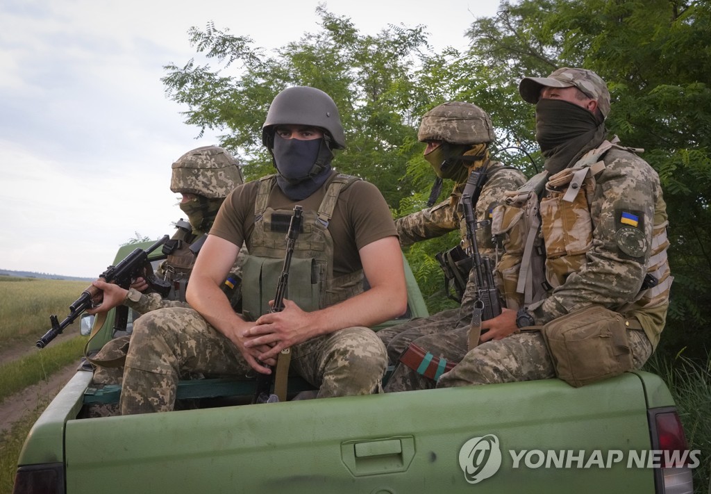 우크라군 "징집 대상 남성, 이동 제한할 것"