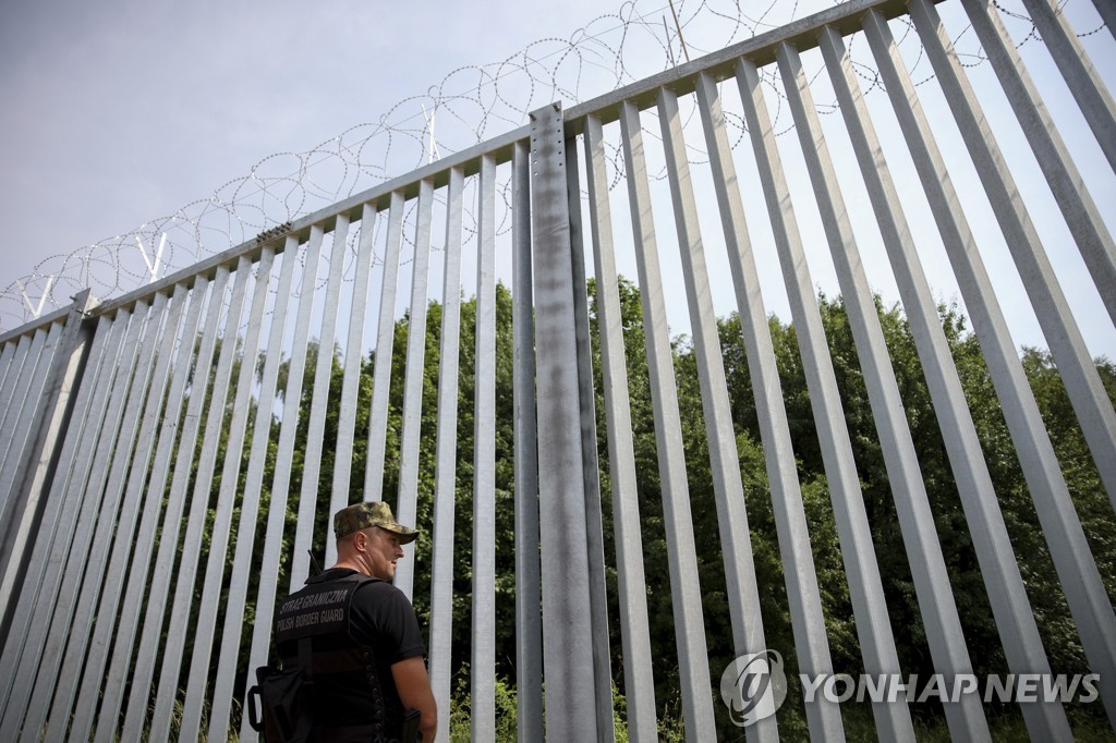 폴란드, 벨라루스 국경에 5.5m 높이 '난민 장벽' 세워