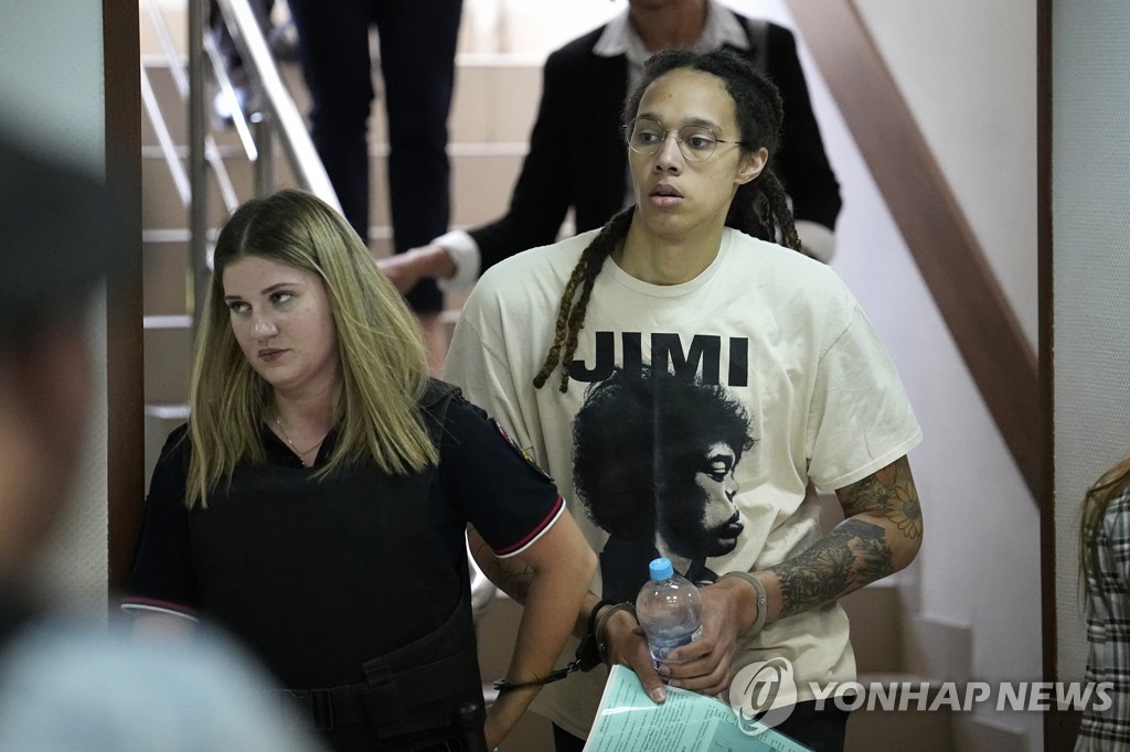 러 억류 WNBA 농구스타, 바이든에 편지…"美에 데려가달라" 호소