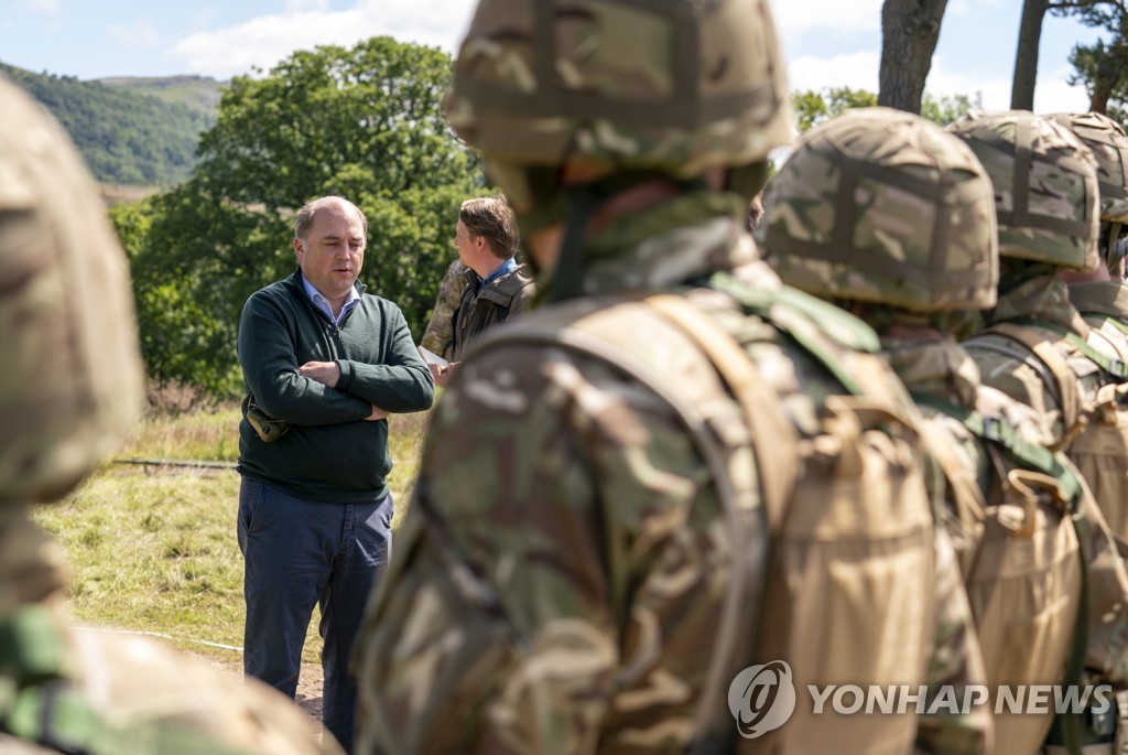 영국서 군사훈련 받는 우크라 훈련병들…언어·무기 애로사항도