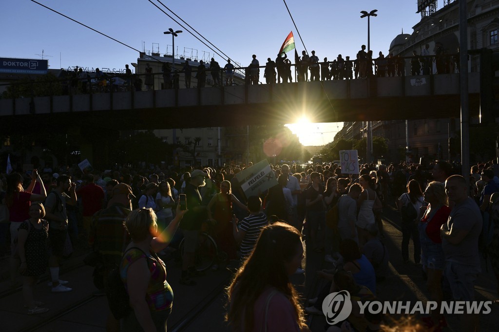 헝가리, 중소기업 세금 올리자 수천명 이틀째 항의 시위