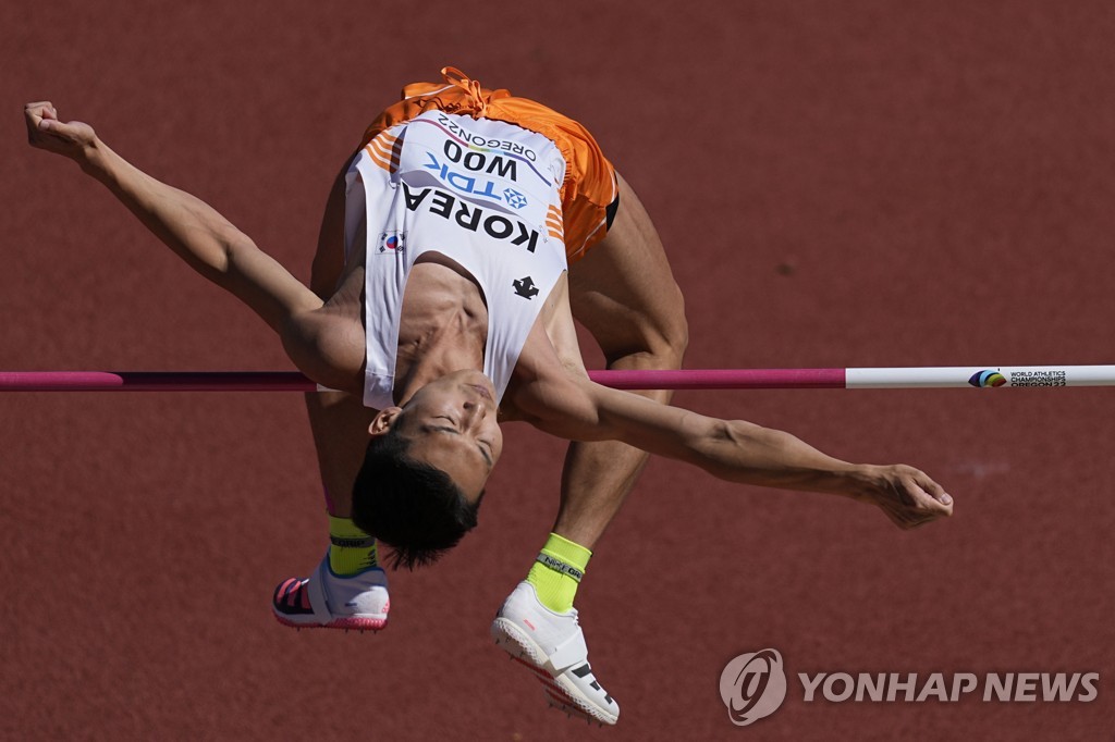 [세계육상] 우상혁, 전설의 기록 '같은 해 실내외 세계선수권 석권' 향해