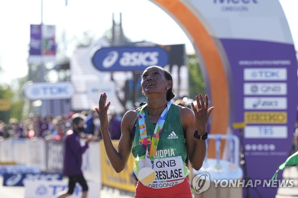 [세계육상] 게브르슬라세, 여자 마라톤 대회新 세우며 우승…2시간18분11초