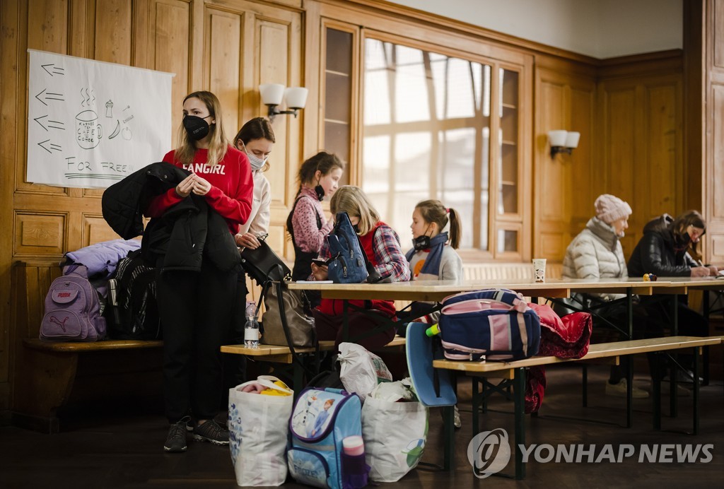 스위스군, 우크라 난민수용 요청 거절…"막사는 군인이 써야"