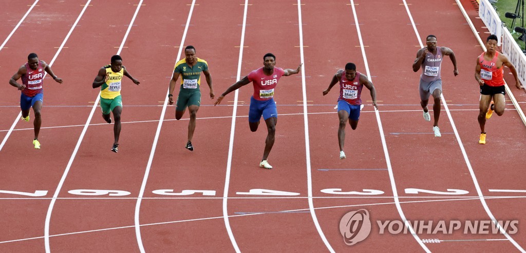 [세계육상] '9초86' 커리, 남자 100ｍ 우승…미국 역대 3번째 1∼3위 독식