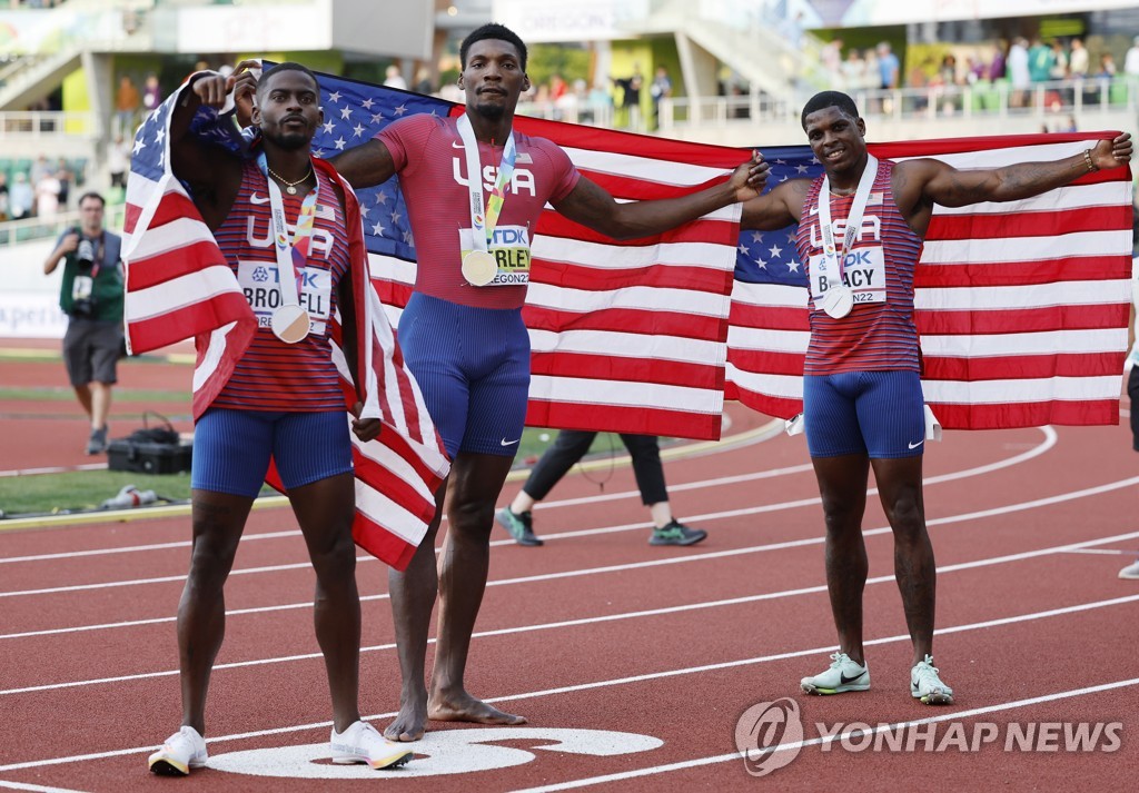 [세계육상] '9초86' 커리, 남자 100ｍ 우승…미국 역대 3번째 1∼3위 독식