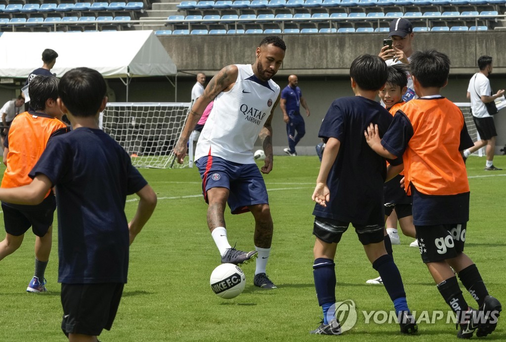 '일본 투어' PSG, 유료 공개 훈련에 1만 3천여 명 운집