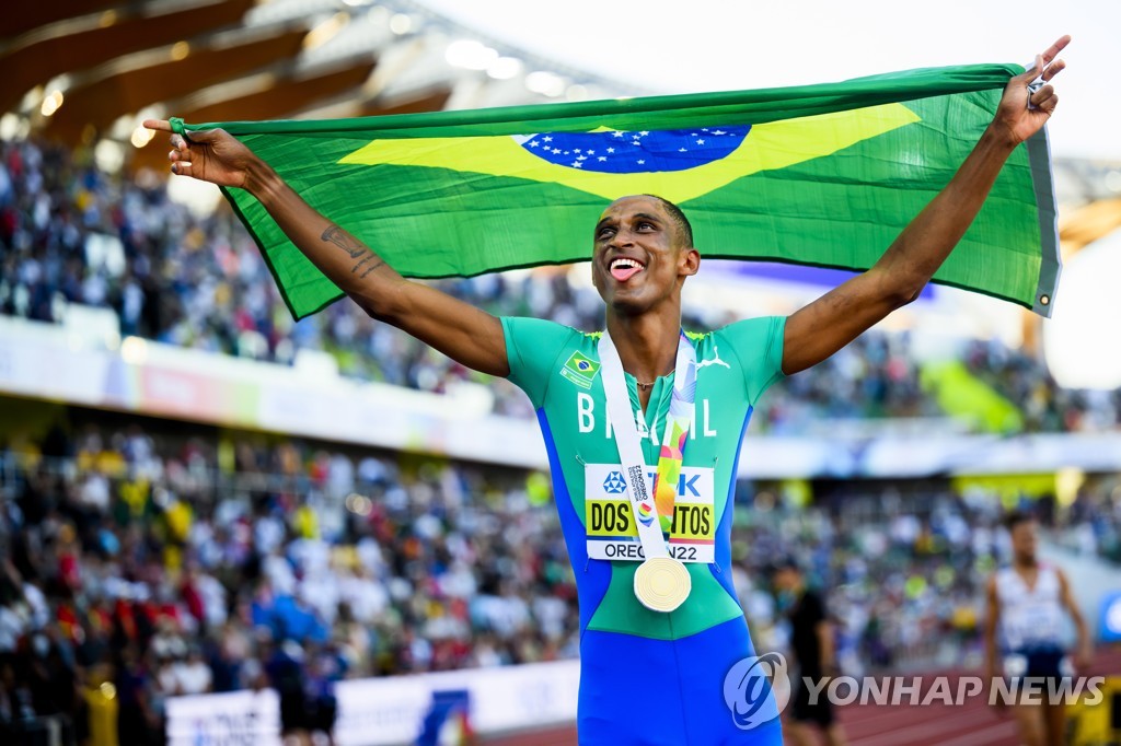 [세계육상] 산토스, 남자 400ｍ허들 대회新…제왕·2인자 모두 제쳤다