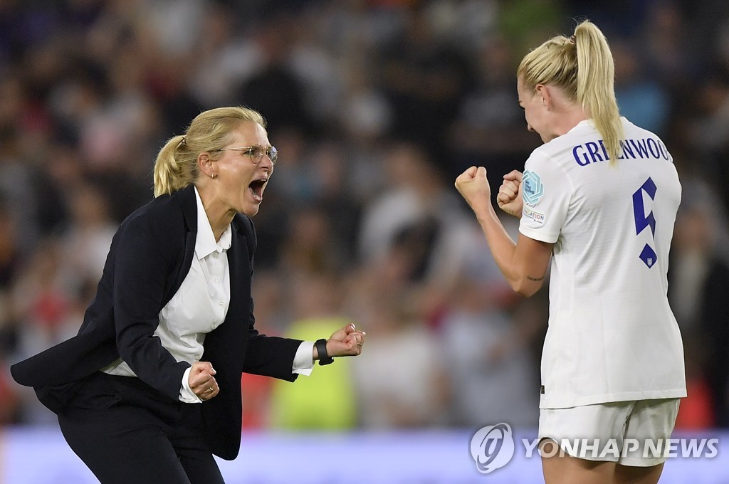 경기 3시간 전 음성…잉글랜드 여자축구 4강 이끈 비그만 감독