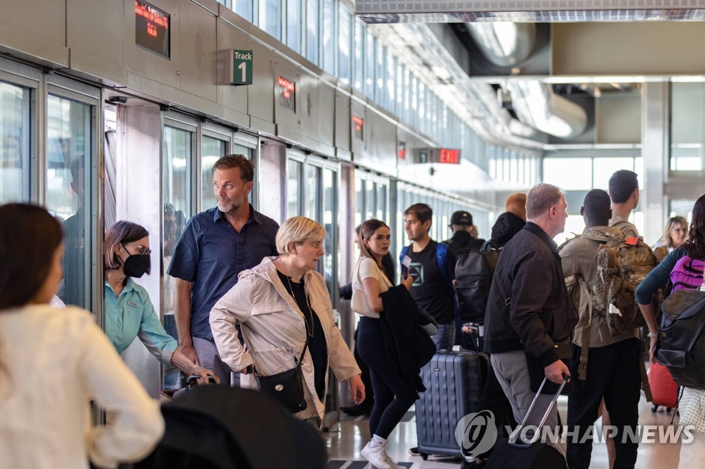 美, 독립기념일 연휴에도 항공대란…나흘간 1천600편 이상 결항