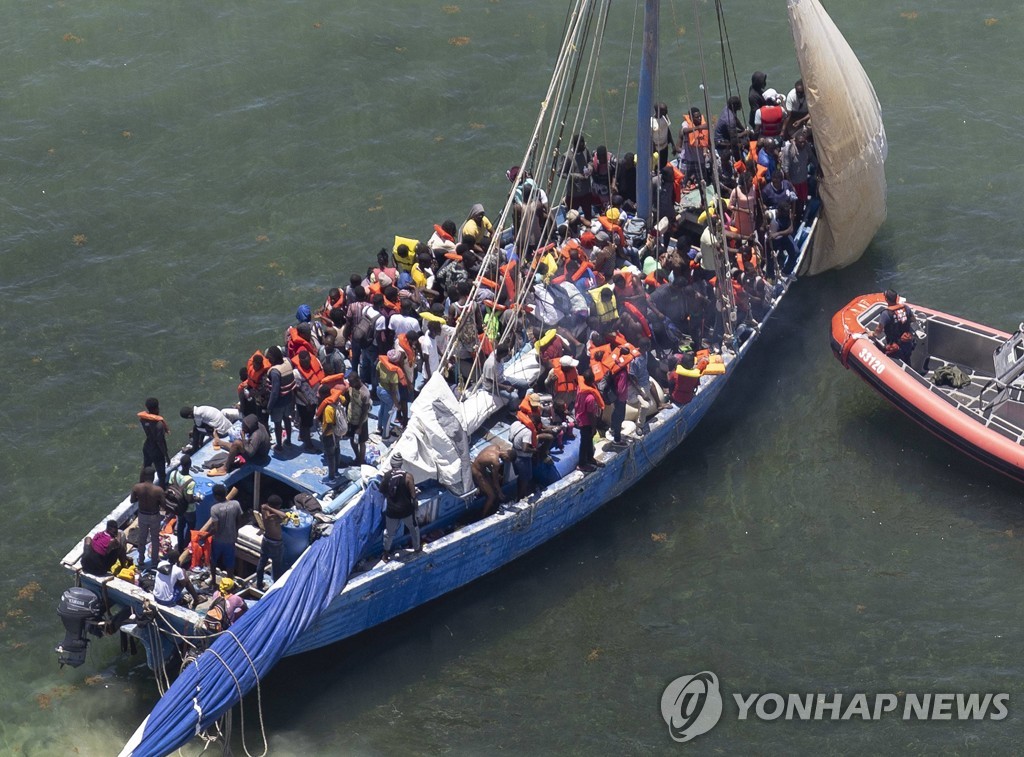 아이티 이민자 태운 선박, 바하마서 전복…16명 사망