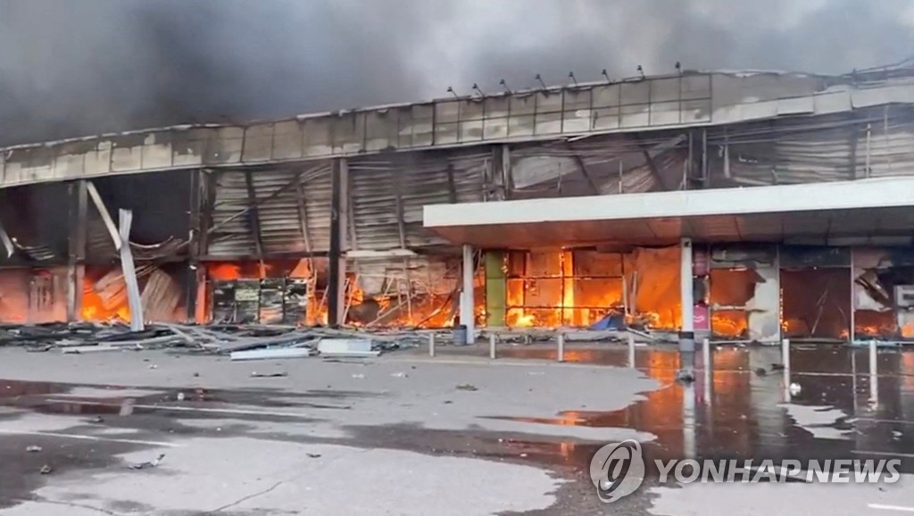 "전선 동떨어진 우크라 민간시설 맹공, '서방 빠져라' 메시지"