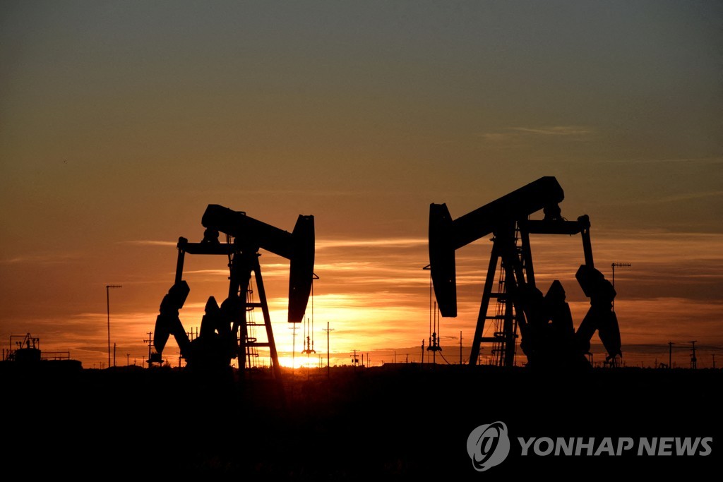 국제유가, 배럴당 100달러 다시 넘어…WTI 4.3%↑