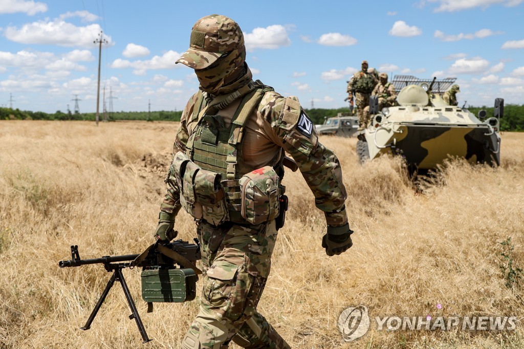 러, 우크라 중부 군비행장·철도에 미사일 13발…3명 사망