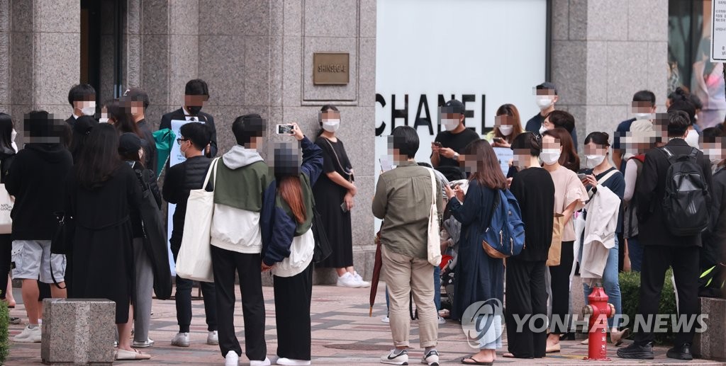 한쪽은 '휴포족' 한쪽은 유럽여행…고물가 속 휴가는 양극화