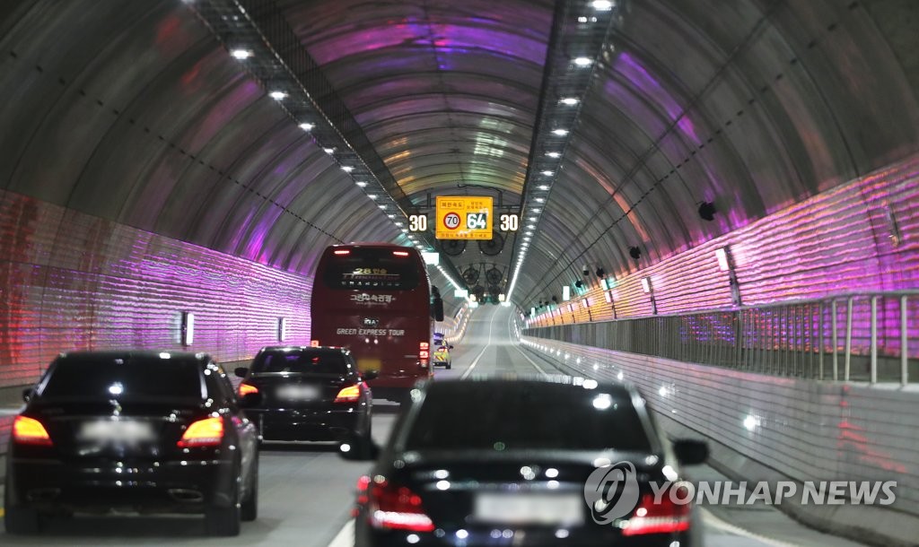 국토부 "보령해저터널 벽면-바닥 물자국은 결로현상…안전문제 없어"