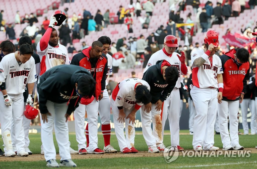 상위 팀 만나면 얼어붙는 방망이…KBO 순위 '바로미터' 된 KIA