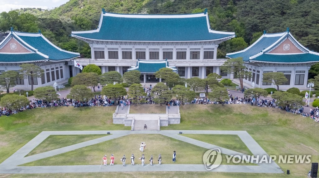 청와대 개방 두 달…관람객 40.9% "원형 그대로 보존해야"(종합)