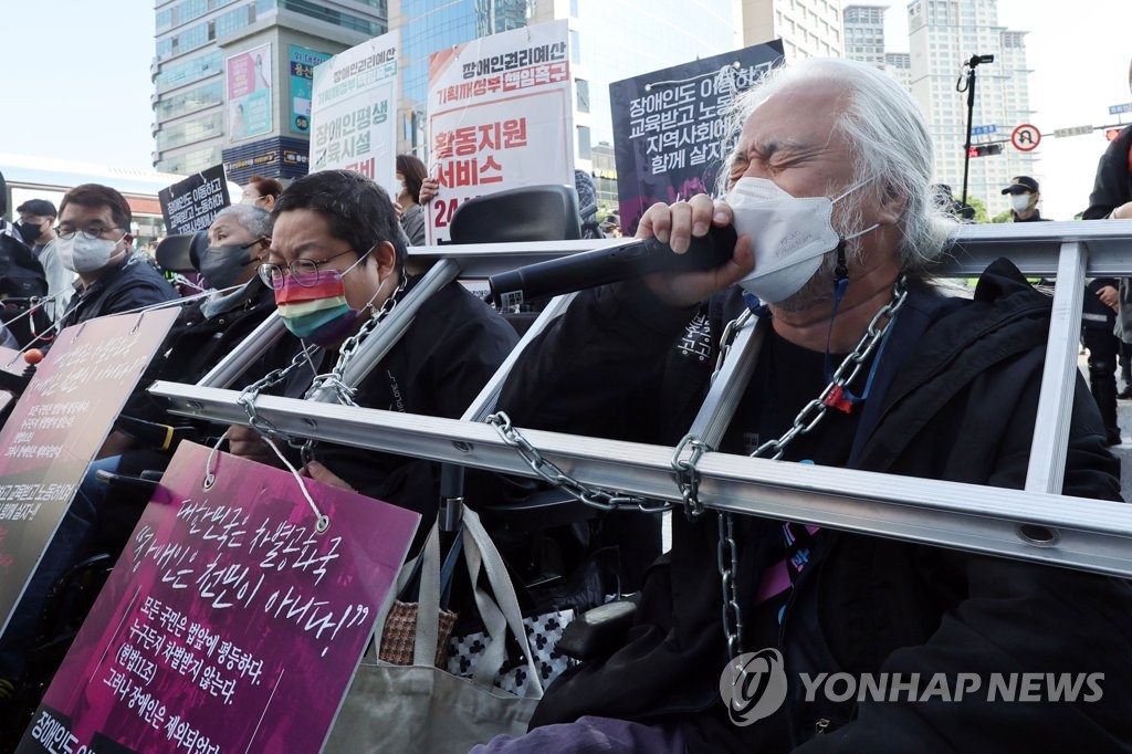 검찰, '버스 운행 방해' 전장연 대표에 징역 6개월 구형