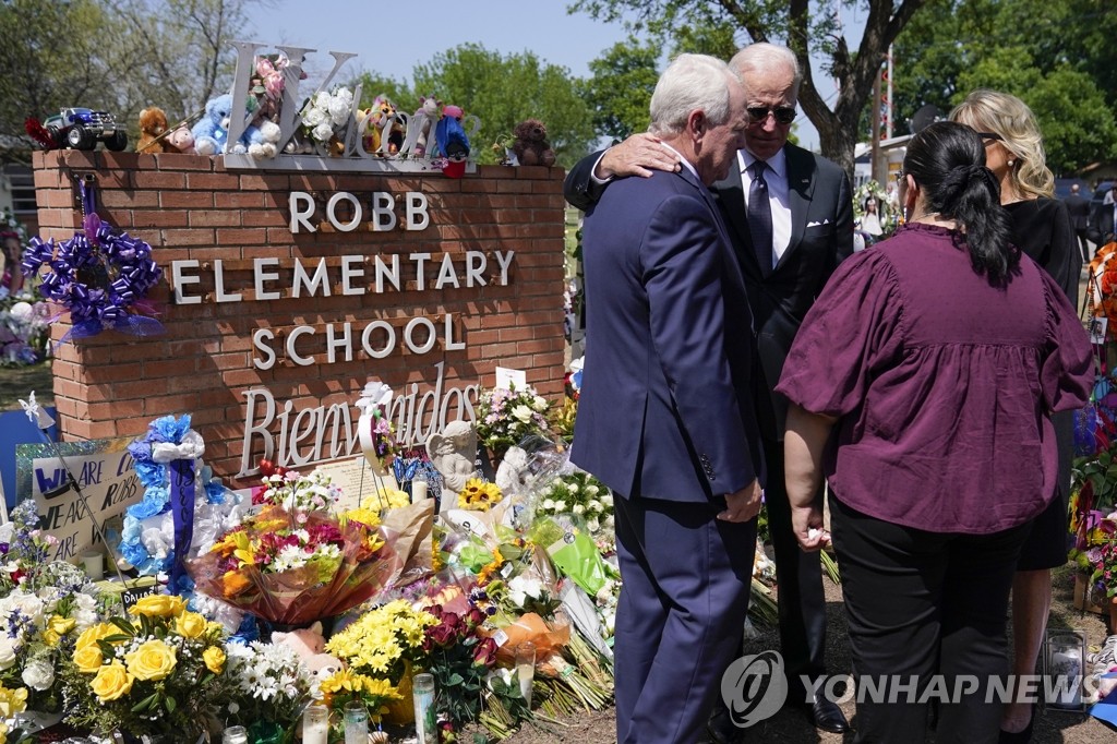 "美경찰, 텍사스 총기난사범에 범행 전 총 겨누고도 안 쏴"