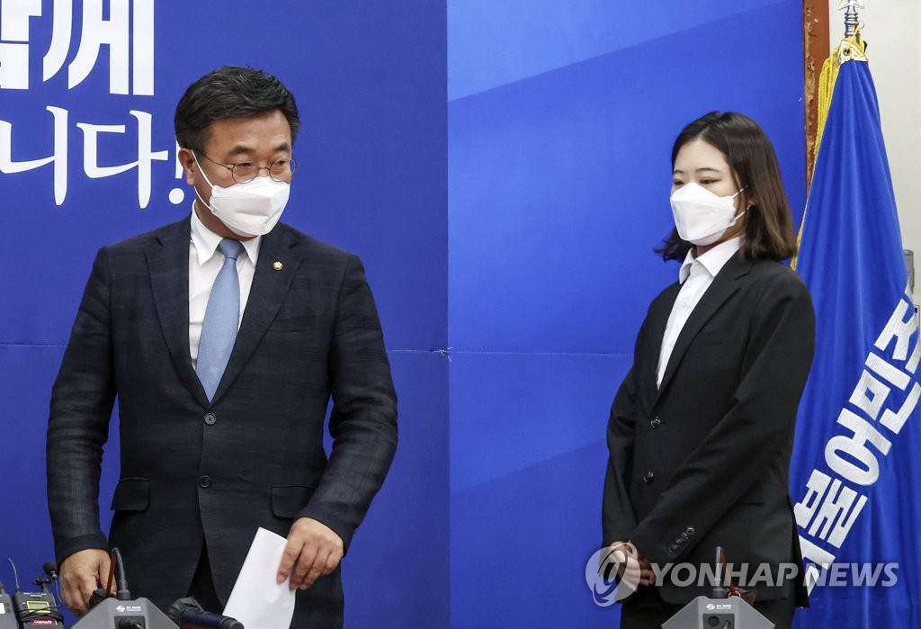 박지현, 당대표 출마 가능할까…"내로남불·특혜요구" 논란 시끌