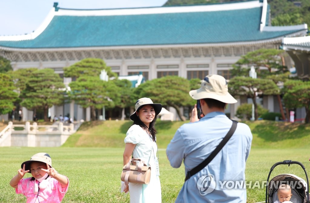 젊은 세대일수록…"사랑한다면 인종 상관없이 결혼할 수 있어"