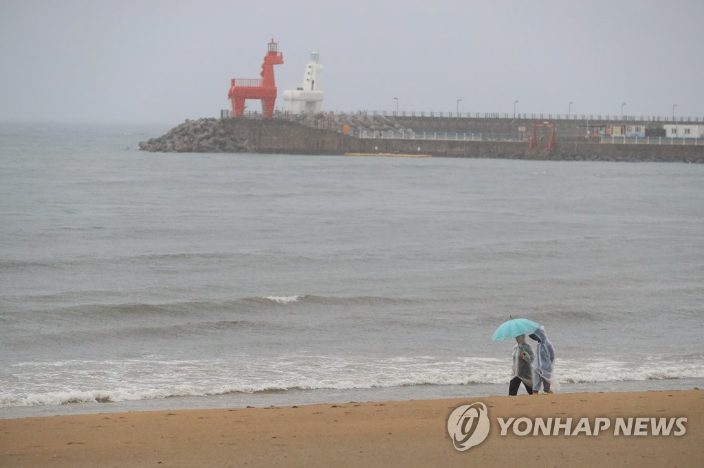 제주에 시간당 20∼30㎜ 강한 장맛비…호우특보 내려져