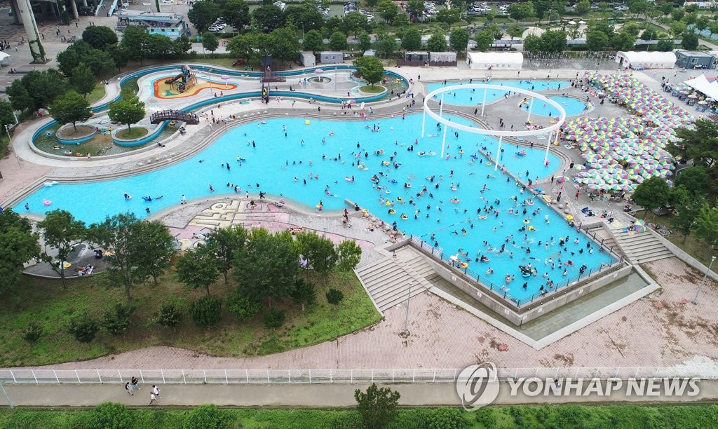 "숨이 턱 막혀"…불볕더위에 한강수영장·계곡 '인산인해'