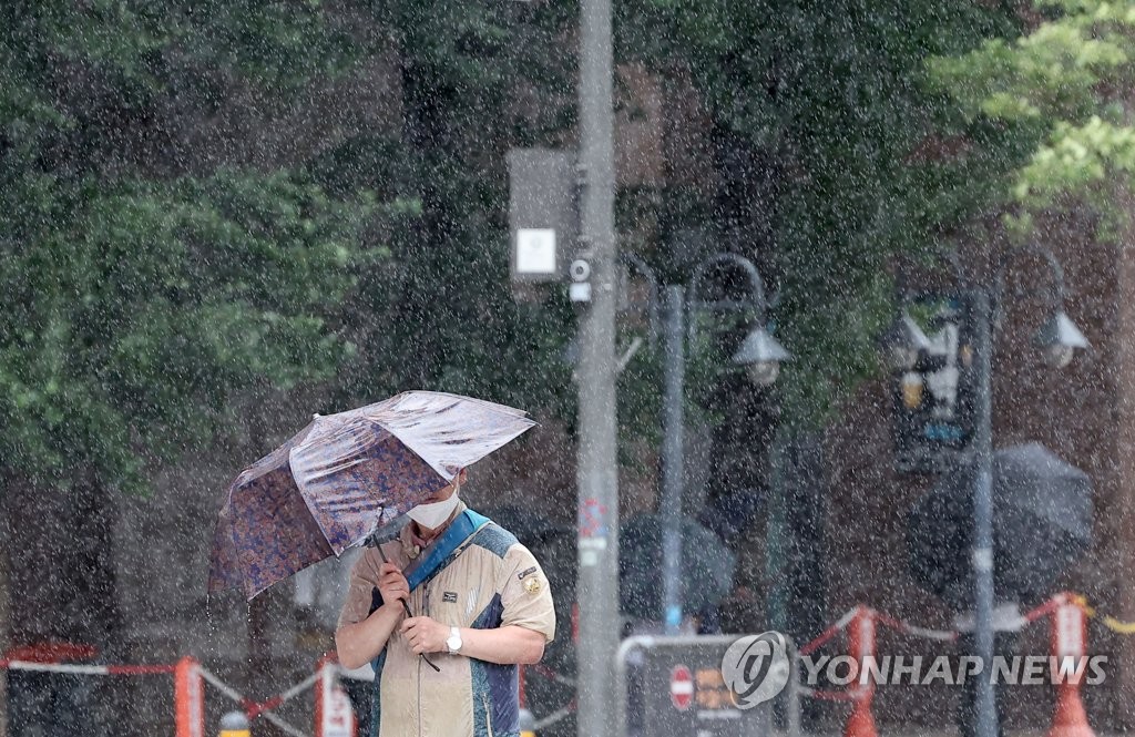 [날씨] 내륙 곳곳 소나기…서울 낮 최고 34도
