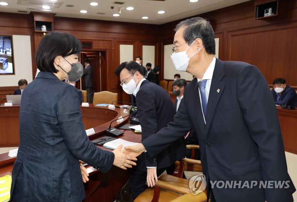 한총리, 김앤장 경력 '두 줄'에…권익위 "부실제출" 제동